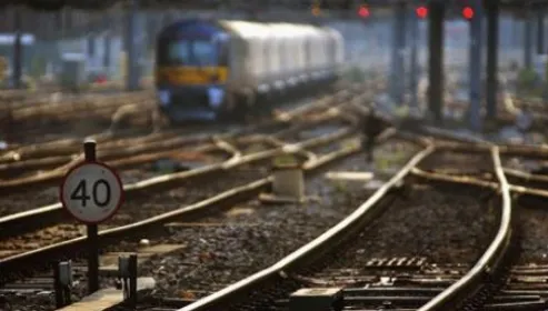 Tir lovit de tren în judeţul Olt: şoferul tirului a murit. Traficul feroviar este blocat