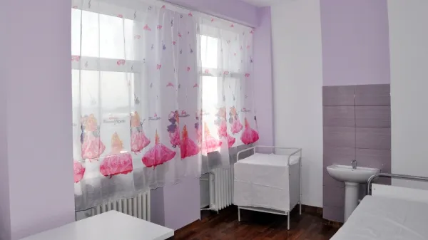 Un părinte a şase copii a renovat din propriii săi bani patru saloane de spital 