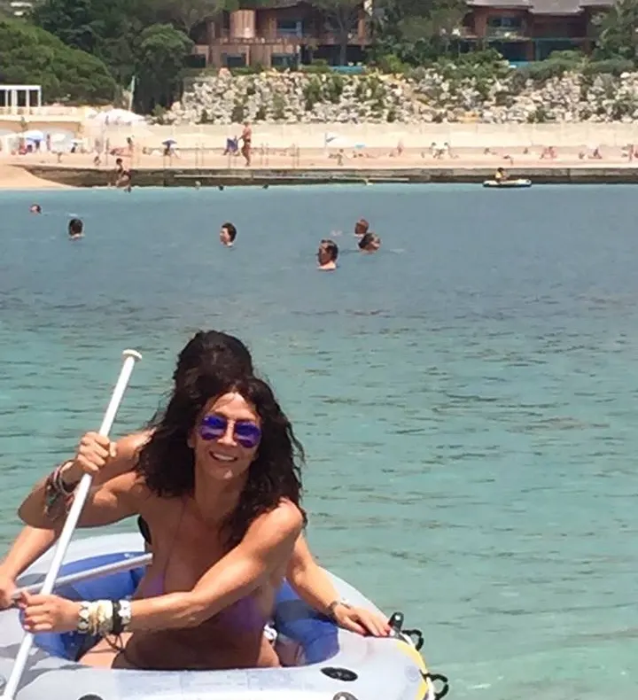 Mihaela Rădulescu a atras atenţia la malul mării într-un costum de baie minuscul 