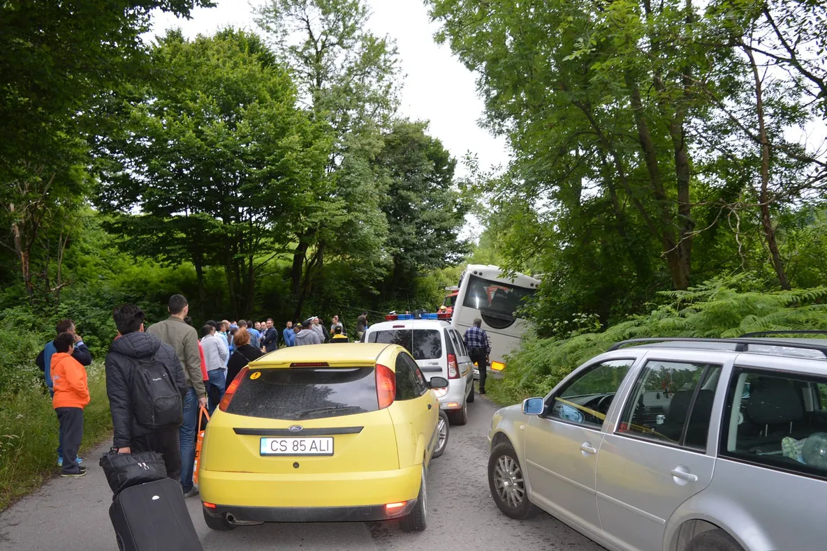 Momente de groază: autocar cu 46 de persoane, suspendat pe marginea prăpastiei, în Caraş Severin