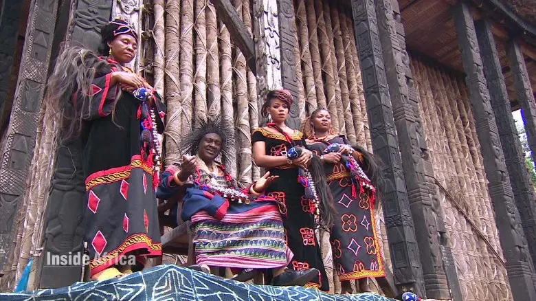 Un rege din Camerun are aproape 100 de soţii. 72 dintre femei, moştenire de la tatăl său