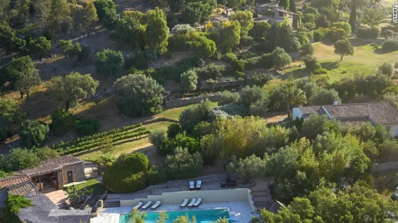 Extravaganțe de vedetă. Un mare actor își vinde satul din sudul Franței 
