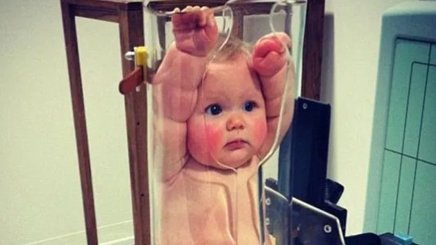 Ce caută acest bebeluş într-un tub de plastic! Imaginea care a surprins!