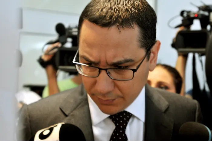 Cât îi costă pe români fiecare zi în plus cu un premier "suspect" la Palatul Victoria 