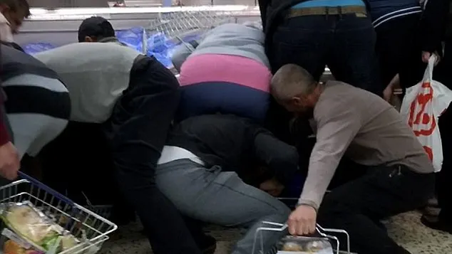 Scene uluitoare: cum se luptă oamenii între ei în Anglia pentru carne redusă la supermarket