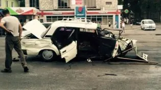 Imagini șocante: momentul în care această mașină e spulberată de un BMW în intersecție