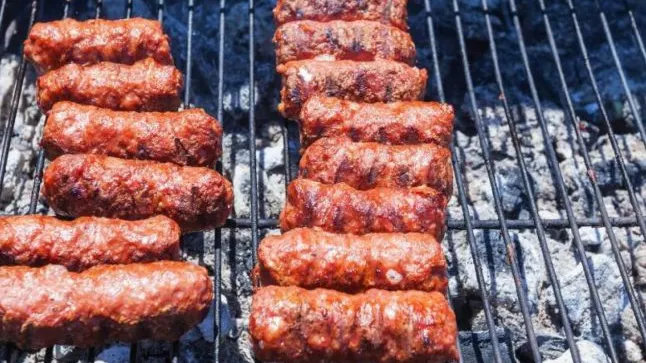 Locul din Bucureşti unde s-a născut "micul". Povestea din spatele acestui preparat 
