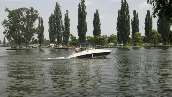 Nava scufundată în accidentul de pe Lacul Snagov, scoasă pentru expertiză