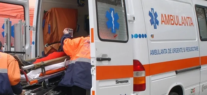 În stare gravă la spital, după ce a fost bătut cu o furcă. De la ce a izbucnit conflictul 