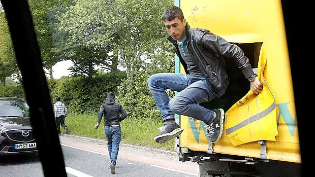 Imaginile care i-au uimit pe britanici. Nouă români fug dintr-un camion. Ce urmează