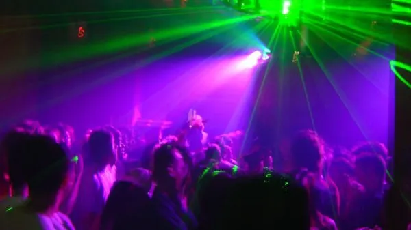 Bătaie între trei fete şi trei băieţi în parcarea unui club de fiţe din Mamaia. De la ce a pornit 