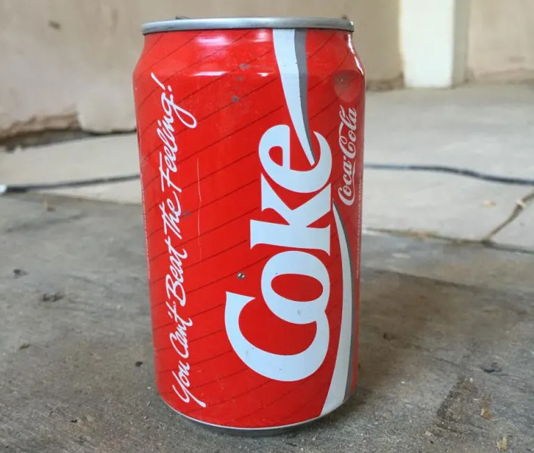 Surpriză uriașă la renovarea casei! A găsit o doză de Cola veche de 23 de ani și a băut-o
