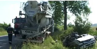 Carnagiu pe DN 7. Trei persoane au murit. Şoferul unei cisterne a intrat pe contrasens 