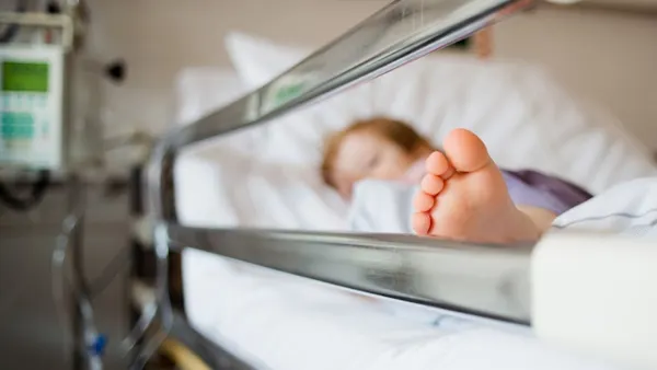 Copil de doi ani, mort din cauza incompetenţei părinţilor. E ireal cu ce i-au tratat febra
