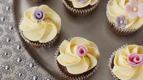 Reţetă brioşe (muffins) cu cremă de unt şi bezea elveţiană