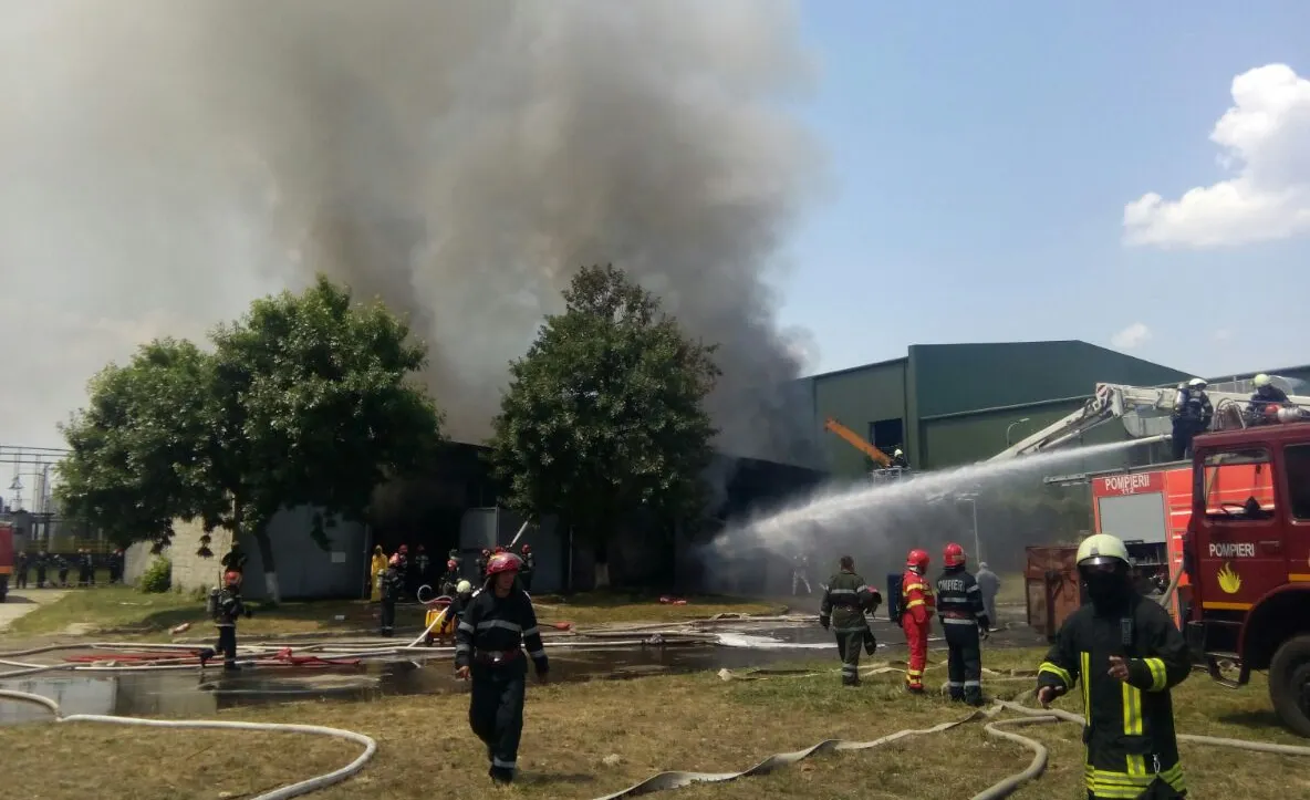 Incendiu puternic la ieşirea din Bucureşti