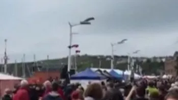 Incident la show aviatic! Nu i s-a deschis paraşuta la timp. Imagini de groază