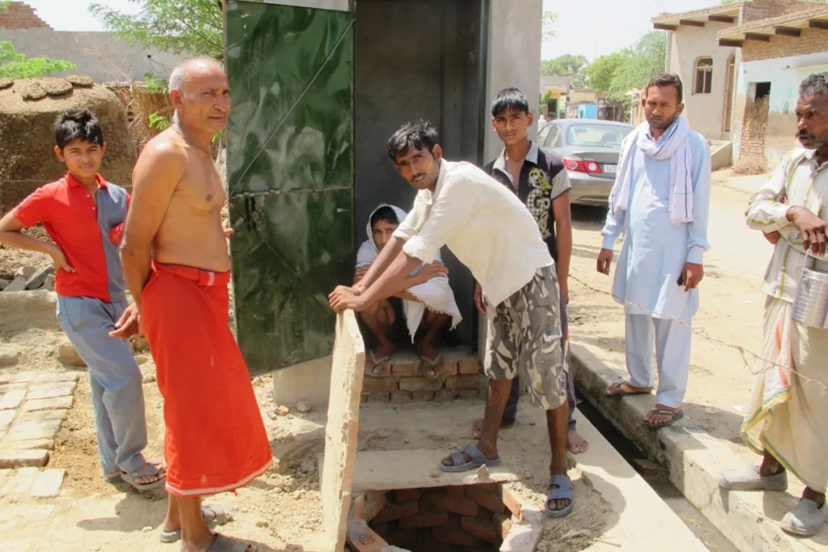 Guvernul din India construiește milioane de toalete. Nimeni nu vrea să intre în ele