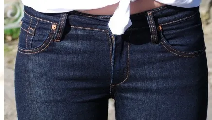 Caz şocant! O femeie a paralizat după ce s-a îmbrăcat cu o pereche de blugi "skinny"