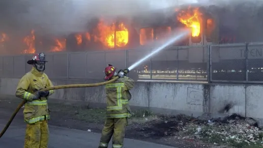 Panică la Buzău! Locomotiva unui tren care transporta 32 de vagoane cu ţiţei a luat foc