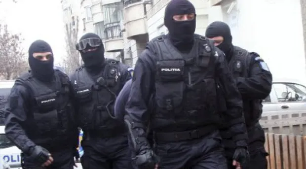 Rețea de proxenetism cu minore. Printre clienți,  DJ Gino Manzotti, un judecător și un medic 