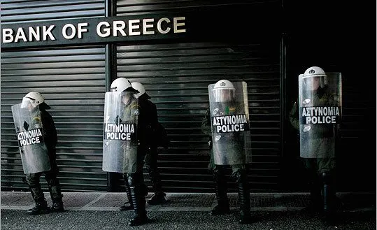 Panică bancară în Grecia: 400 milioane euro, retrase din bancomate într-o singură zi