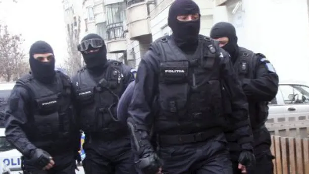 Percheziţii la contrabandiştii de ţigări: 20 de persoane suspectate, aduse la sediul DIICOT