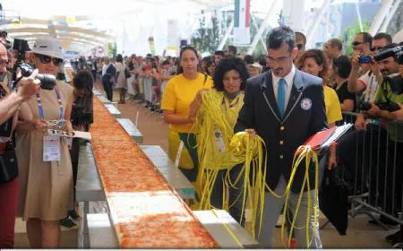 Un nou record mondial la cea mai mare pizza din lume. Află ce lungime și ce greutate are aceasta