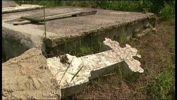Ce au găsit doi tineri care au dezgropat un bărbat înmormântat în urmă cu doi ani, în Maramureş