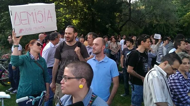 Funcționarii publici ies în stradă și cer demisia lui Valeriu Zgnonea