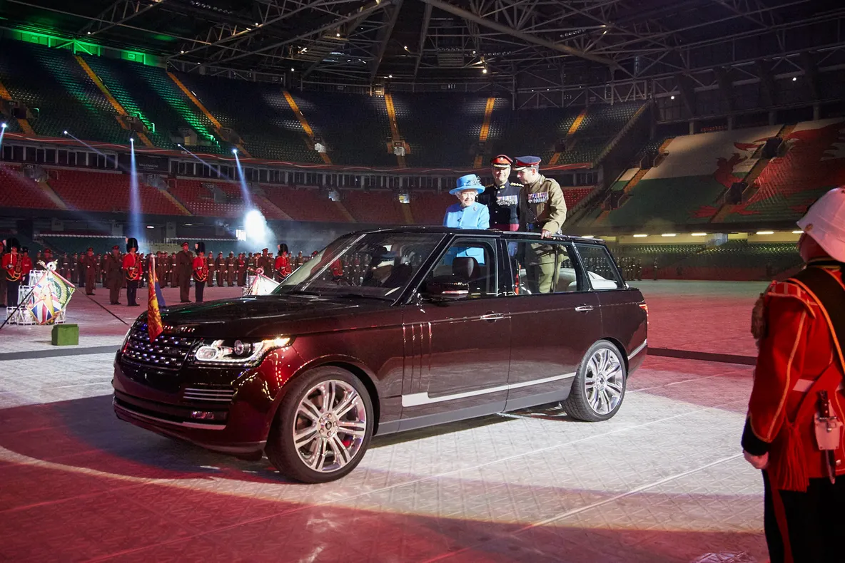 Range Rover State Review: Cum arată SUV-ul decapotabil dedicat Reginei Marii Britanii