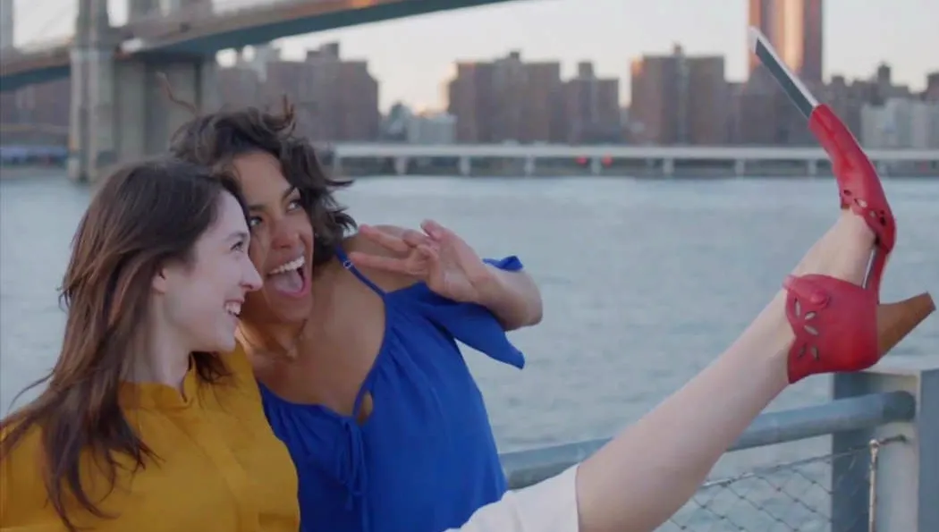 Cât tupeu! Dacă ai folosit vreodată un băț pentru selfie, Samsung tocmai te-a jignit