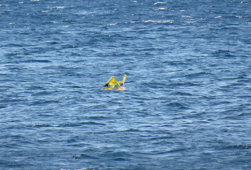 Păţanie incredibilă: un copil de 10 luni a plutit peste 1 km pe mare, în timp ce părinţii se bronzau