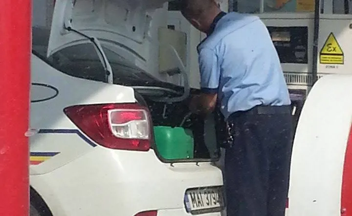 Poliția Română “în acțiune”! Un agent a fost surprins în timp ce alimenta în canistra personală