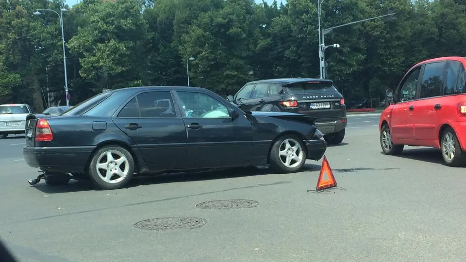 Accident rutier în Piaţa Aviatorilor din Capitală. Mai multe persoane, rănite