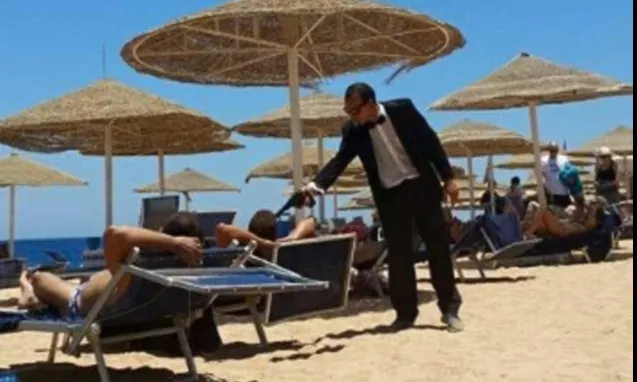 Momentul şocant în care turiştii de pe o plajă din Egipt se trezesc cu arma la cap