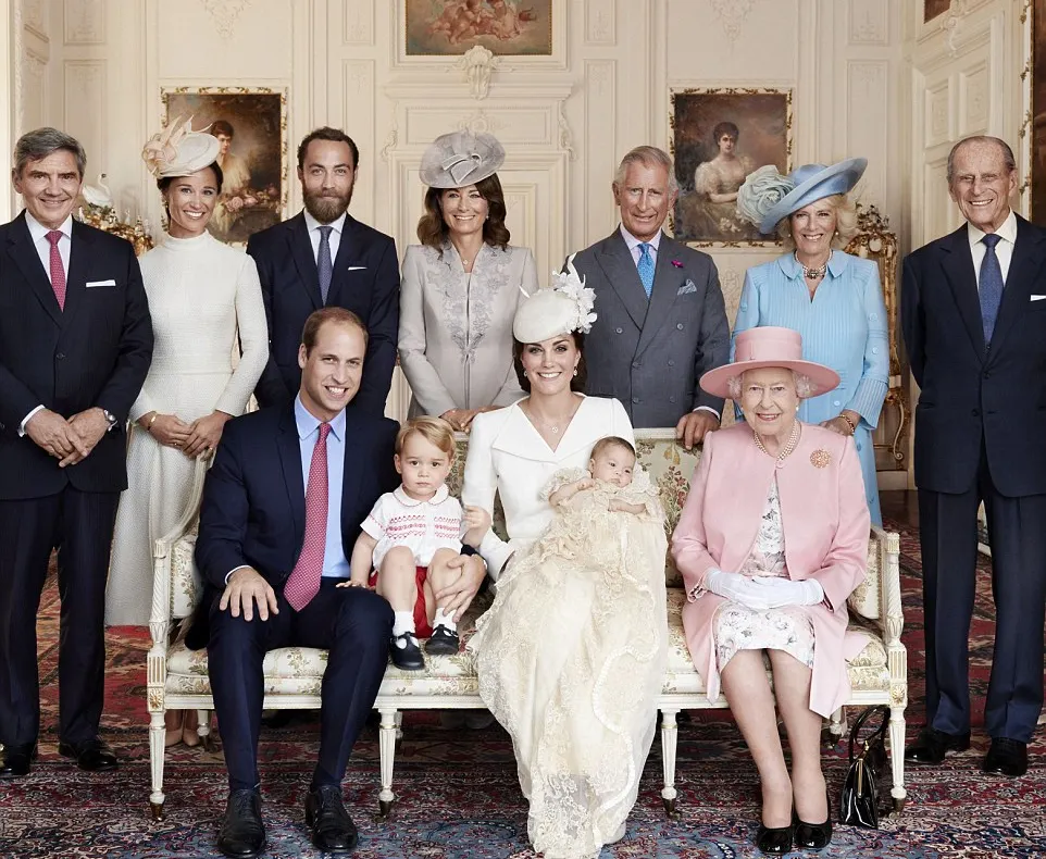 Prinţesa Charlotte şi întreaga familie, inclusiv Regina Elisabeta, la botez. Fotografiile oficiale