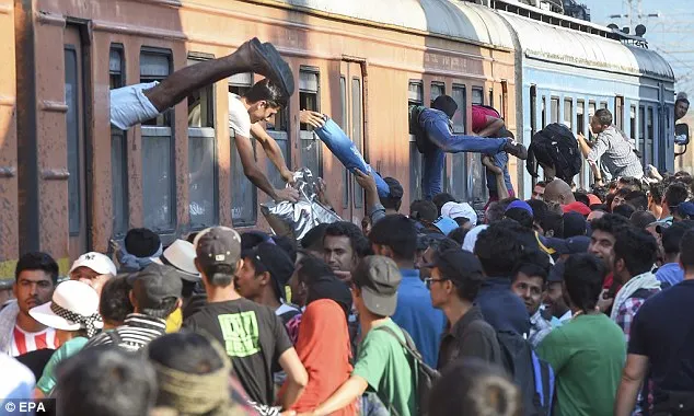 Imagini cutremurătoare cu trenuri pline de emigranţi în Macedonia
