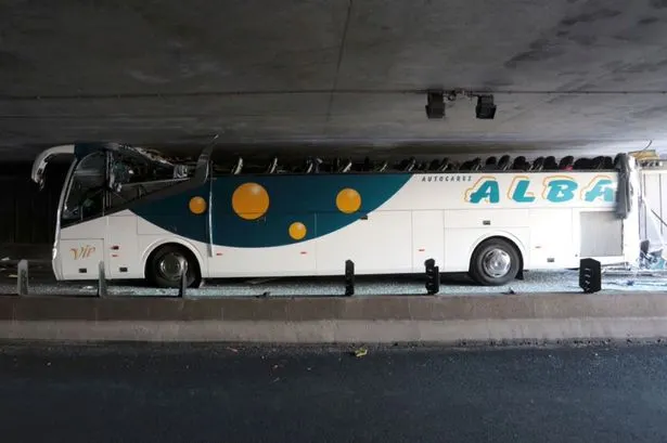 Un autocar prea înalt a intrat cu viteză într-un tunel. Imagini uluitoare cu ce a urmat