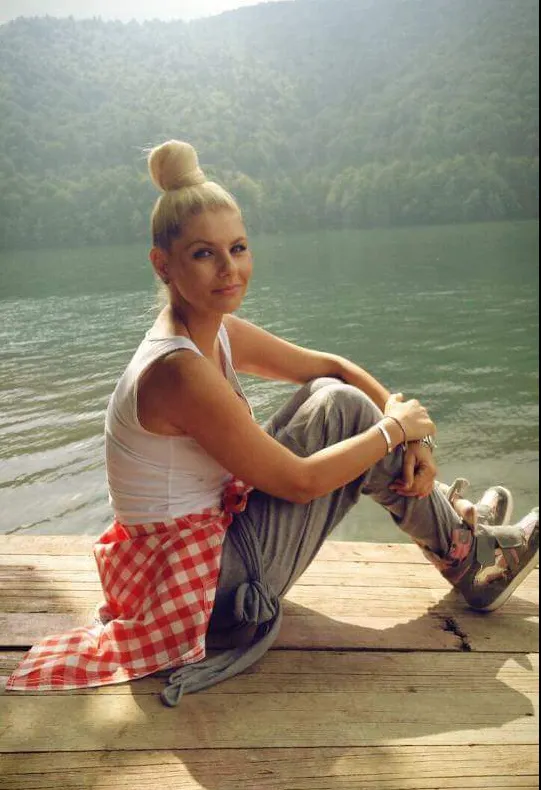 Adina de la Heaven, forţată de iubit să meargă în vacanţă. Cântăreaţa a ajuns la spital, pe perfuzii