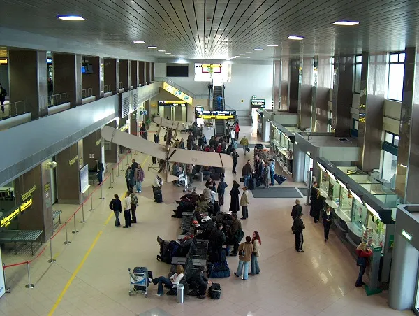 Ce despăgubiri să ceri dacă întârzie avionul sau alt mijloc de transport?