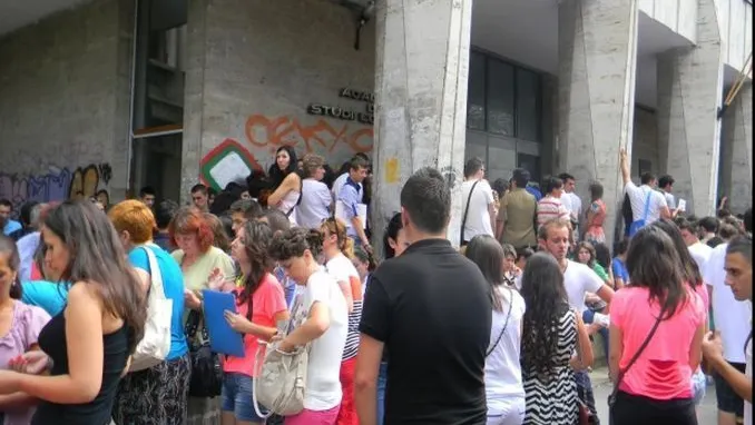 Proiect: Amendă cât 10 taxe de şcolarizare, pentru universităţile care înscriu mai mulţi studenţi 