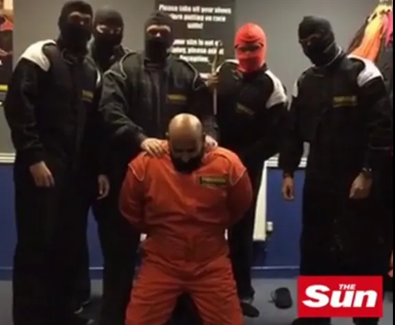Șase bancheri au fost dați afară după ce s-au jucat de-a jihadiștii în teambuilding