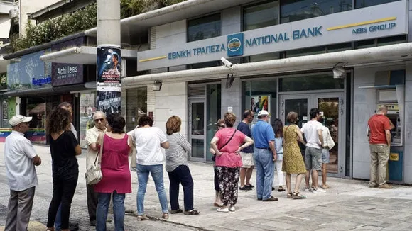 Noi vești proaste pentru greci: restricțiile de capital ar putea fi menținute toată vara