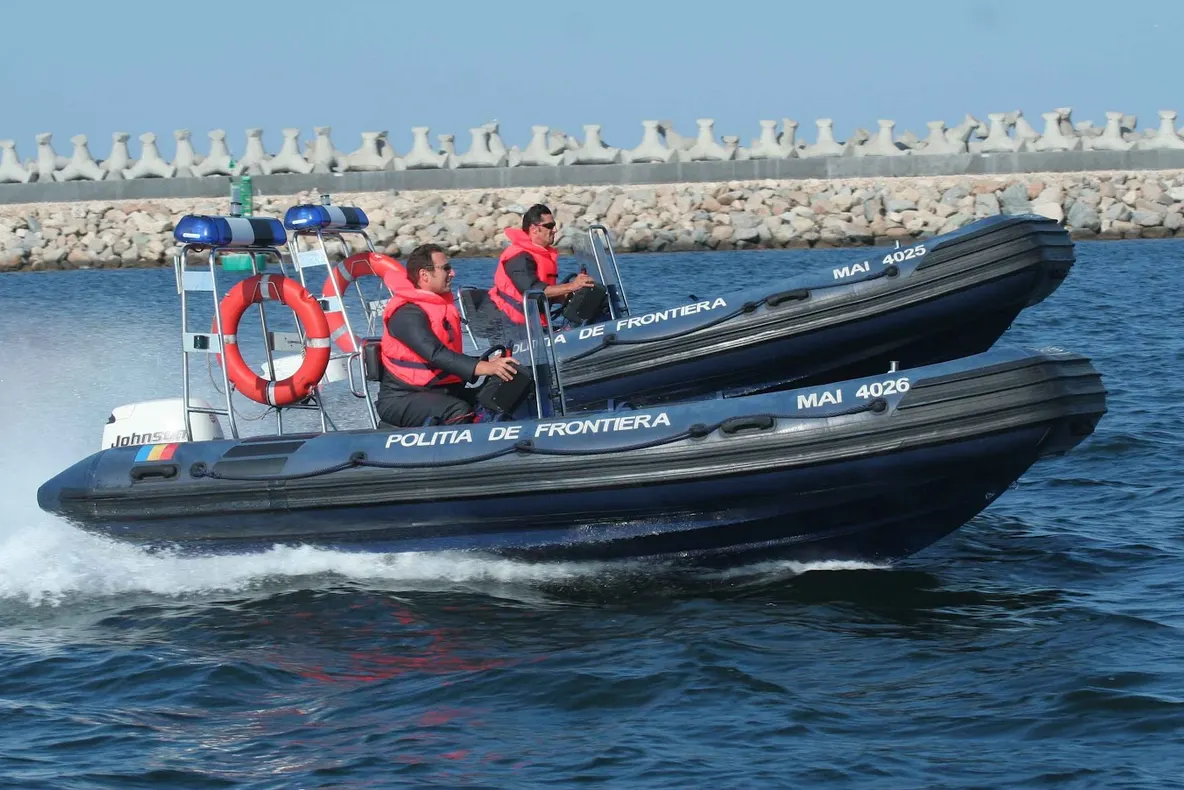 Un poliţist prins când lua mită a sărit în mare dintr-o barcă, pentru a scăpa de procurorii DNA