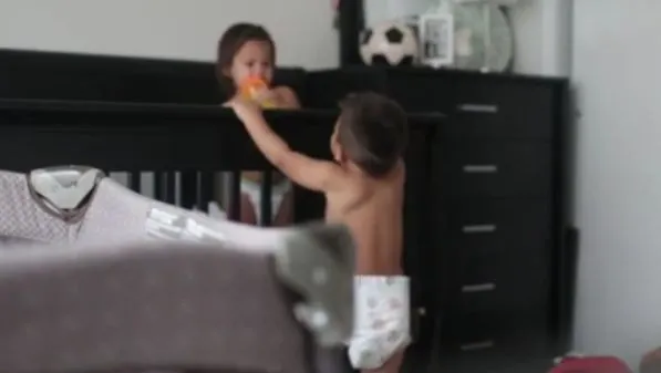 Părinţii i-au filmat cu camera ascunsă în timp ce dormeau. Ce au descoperit?