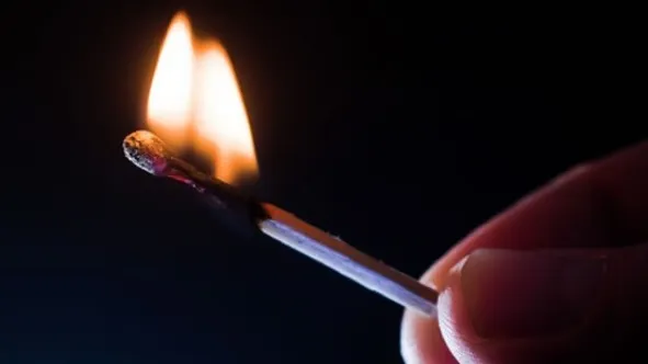 Halucinant! O femeie a murit după ce poliţiştii i-au dat foc