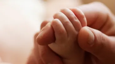 Povestea româncei care și-a vândut copilul pentru 11.000 de lire sterline