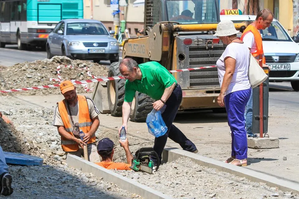 CULISELE STATULUI PARALEL. Biografia neromanțată a lui Emil Boc. Căzătura care l-a propulsat în fotoliul de primar
