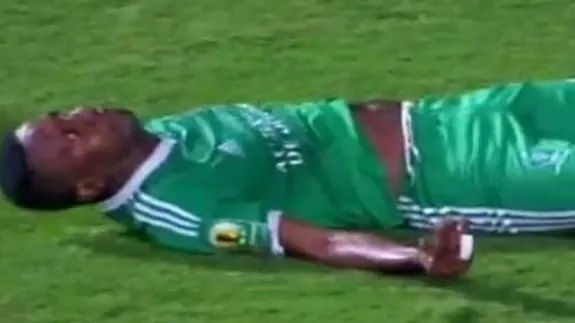 Accident şocant! Un fotbalist a căzut în cap şi şi-a fracturat coloana